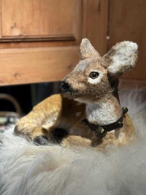 DÅDYR KALV LIGGENDE H:30 L:40CM