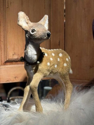 DÅDYR KALV STÅENDE H:58CM L:46CM