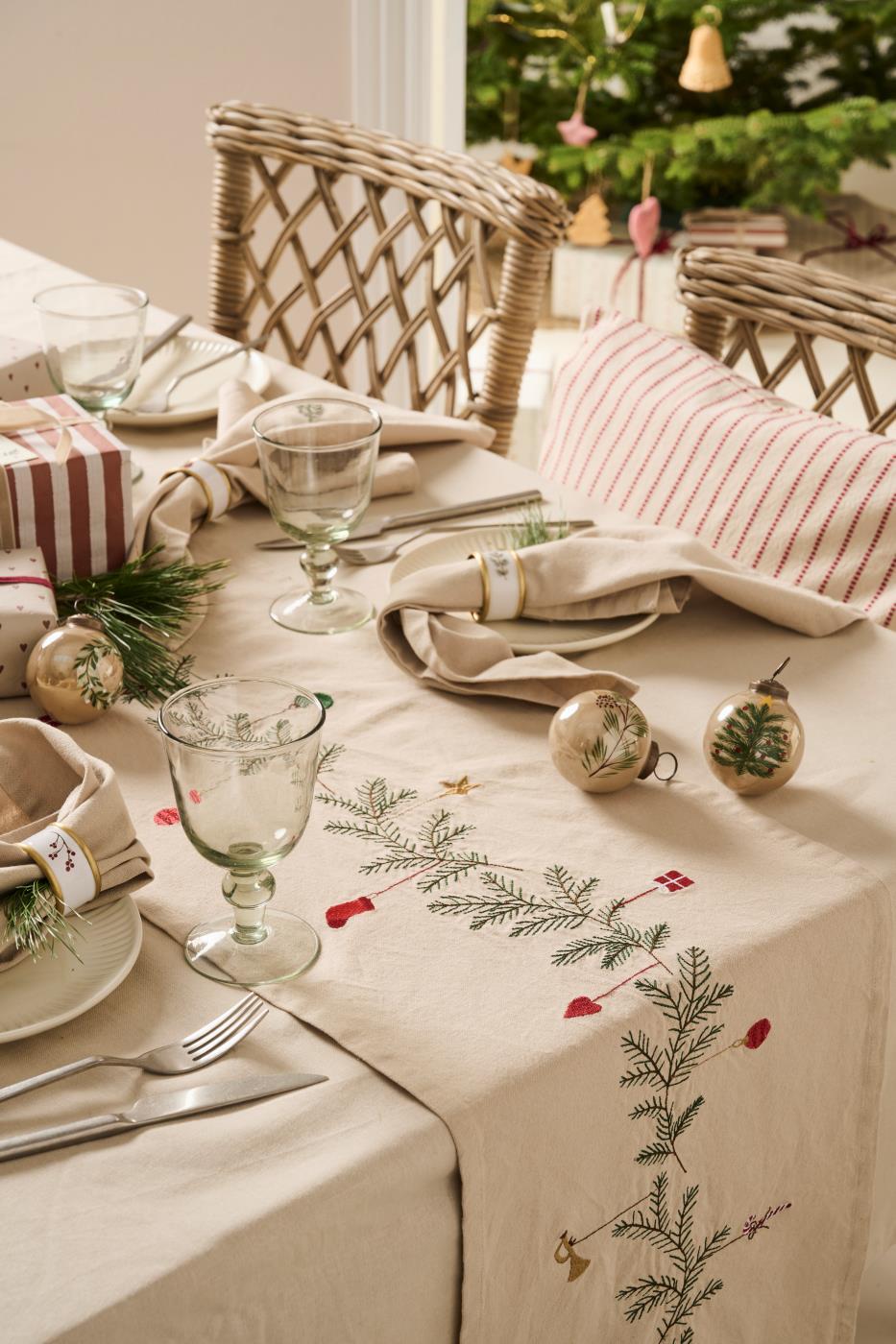 BORDLØPER TRADITION M/GRANRANKE OG JULEPYNT