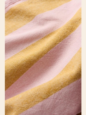 KJØKKENHÅNDKLE LINUS M/ MUSTARD OG LYSERØDE BREDE STRIPER