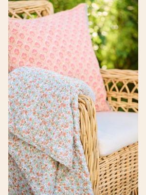 QUILT M/LYSEBLÅ OG RUST BLOMSTER