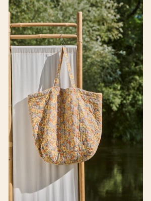 QUILTET VESKE M/GULE, BLÅ, ORANGE OG LILLA BLOMSTER