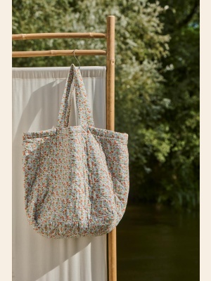 QUILTET VESKE M/LYSEBLÅ OG RUST BLOMSTER