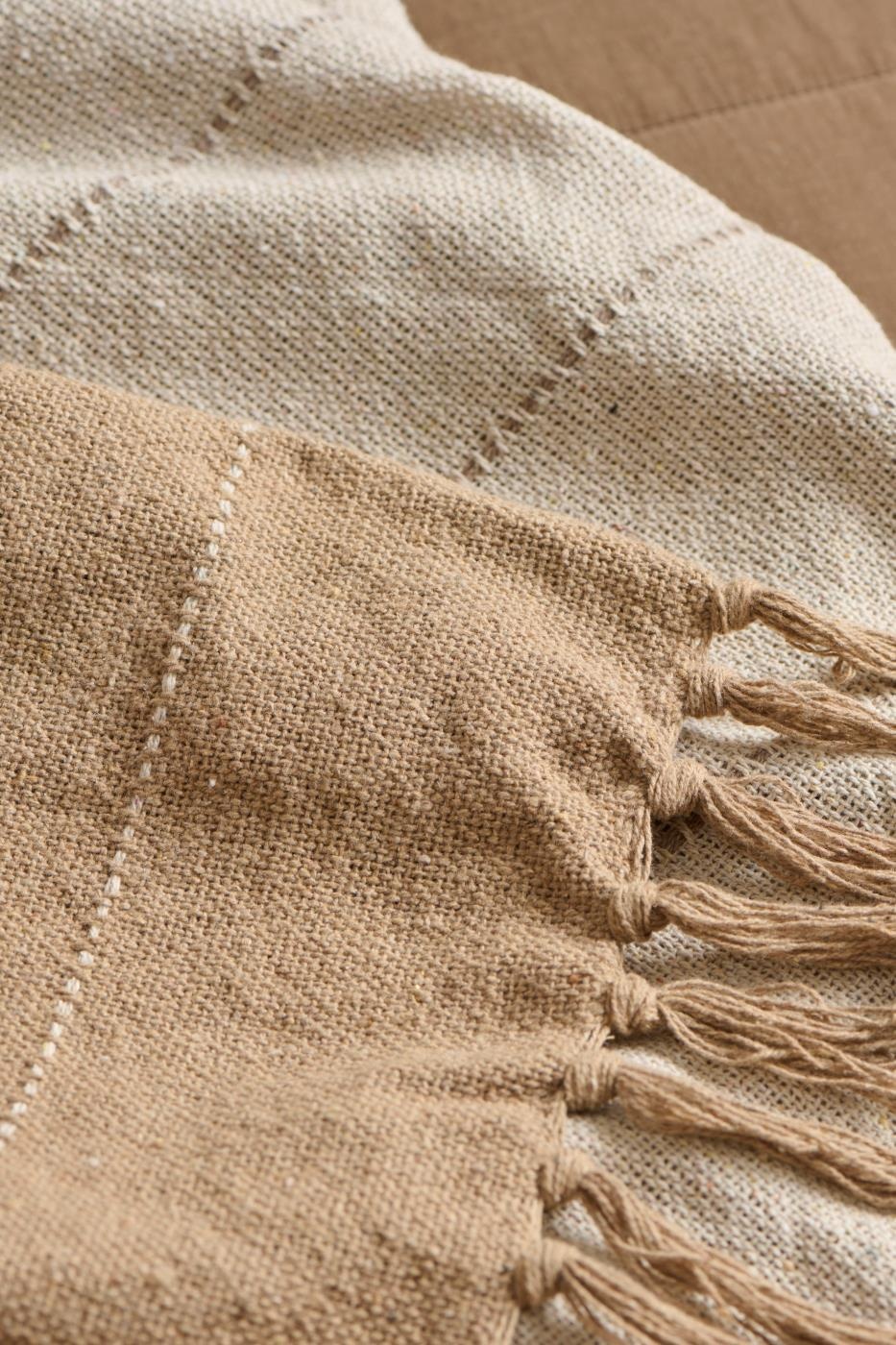 SENGETEPPE ENKELT BRUN M/TYNNE CREME STRIPER